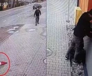 Szedł ulicą i zobaczył polską flagę w kałuży. Nagranie z Radomia jest hitem