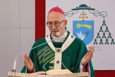 Abp Galbas: Migranci i uchodźcy wymagają przemyślanej strategii