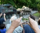 Tłum gapiów przed posesją emeryta. Trzeba było wezwać niemieckie wojsko
