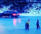 Driftował na zamarzniętej rzece. Kierowcą zajęła się policja