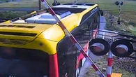 Myślał, że zaoszczędzi czas. Utknął na przejeździe kolejowym