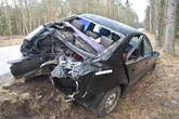 BMW uderzyło w drzewo. "Czuć było alkohol"