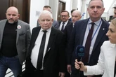 Ochroniarze Kaczyńskiego wciąż w Sejmie. Prezes PiS gra Hołowni na nosie