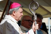 "Niegodziwie". Biskup ostrzega przed mszami we Wrocławiu