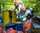 Beczki z podejrzaną substancją. 8 instytucji przyjechało na miejsce