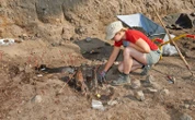 Ozdoba w kształcie kwiatka przy dziecku z XVII wieku. Zdumiewające odkrycie archeologów