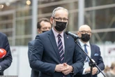 Koronawirus nie może się zatrzymać. Polacy mówią "tak" obostrzeniom