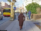 Rząd chce pomóc seniorom. Dostaną "opaski bezpieczeństwa"