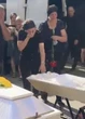 Dwie białe trumny. Rozpacz na pogrzebie matki i córki, ofiar rosyjskiego ataku
