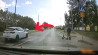 Wszedł na pasy z hulajnogą. Kierowcy nawet się nie zatrzymali