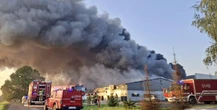 Ogromny pożar hal produkcyjnych. Na miejscu 200 strażaków