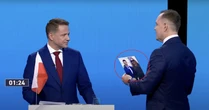 Nawrocki nagle podszedł do Trzaskowskiego. "Mam dla pana prezent"