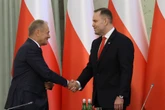 Kiedy robi się poważnie, teatr polityczny kończy się… na chwilę [OPINIA]