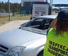 Gnał po autostradzie bez przedniej szyby. Na aucie były ślady krwi