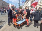 Zasłabła podczas marszu. Kobieta uderzyła się w głowę