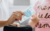 Darowizna dla dziecka. Jak uniknąć podatku w 2025 roku?
