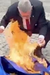 Braun wziął unijną flagę. Najpierw wytarł nią buty, potem podpalił