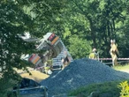 Tragedia w Dąbrówce – ciężarówka zabiła 69-latka przy pojeździe