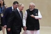 Wpadli sobie w ramiona. Ciepłe powitanie Putina i Modiego