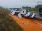 20 ton sosu pomidorowego rozlało się przy A1. TIR zmiażdżył busa