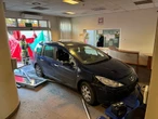 Chciał "odbić ukochaną". Wjechał autem na komisariat