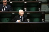 Czuwają przy Kaczyńskim. Boją się, że zostanie sprowokowany