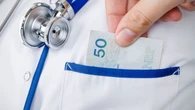 Zarobki lekarzy denerwują Polaków. Chcą limitów