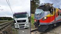 Ciężarówka uszkodziła słupy trakcyjne. Jeden z nich runął na pociąg
