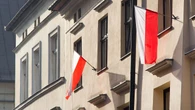 Zasady wywieszania flagi. Określają nawet odcień kolorów