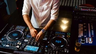 Znany DJ oskarżony o czyny seksualne wobec nastolatek. Grozi mu więzienie