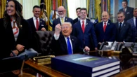 Trump znów uderza w Europę. Podwyższa cła na samochody do 25 proc.