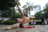 Maestros mexicanos derriban estatuas del Mundial de Fútbol en medio de protestas