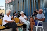"Nos quedamos aquí, no tenemos a donde ir", jubilados británicos que resisten pese al desalojo