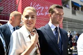 La princesa María Carolina de Borbón-Dos Sicilias se deja ver por primera vez con su novio, el ultra Joan Bardella, en plena arremetida del primo del Rey Felipe para que deje de usurpar el título de duquesa de Castro