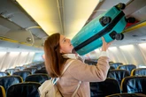 La UE aprueba que las aerolíneas estén obligadas a ofrecer una tarifa base que incluya ya la maleta de mano
