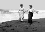 Dos mujeres retozan en el agua como si la vida fuera una novela (de George Perec)