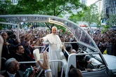 El Papa de "la luz" que habla "claro y firme" al mundo desde España desborda Madrid de júbilo