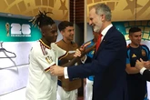 Felipe VI celebra con la selección española el triunfo frente a Uruguay en el vestuario