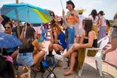 Colas, calor y color a la espera de Bad Bunny en Madrid: "No te puedo contar lo increíble que es mi amor por él"