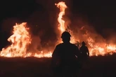 Bajada de intensidad del incendio en Madrid que afronta hoy una jornada compleja
