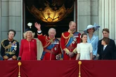 Cientos de miles de personas y 2.000 soldados arropan al rey Carlos: Londres se engalana para el 'Trooping the Colour'