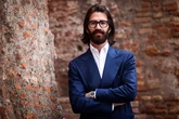 La guerra de los hijos de Leonardo del Vecchio, el multimillonario de las Ray-Ban que salió de un orfanato