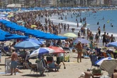 Los españoles no recortan vacaciones por la pérdida de poder adquisitivo, pero sí lo que gastan: "Me como un bocadillo en la playa en vez de gastar en un restaurante"