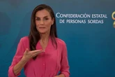 La Reina Letizia se atreve con la lengua de signos para felicitar los 90 años a la ONG CNSE
