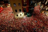 Los sanfermines se despiden con el 'Pobre de mí' en una Plaza Consistorial abarrotada