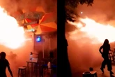 Varias personas huyen despavoridas de un incendio mortal en un local de Bangkok