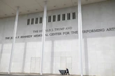 El Centro Kennedy de Washington quita el nombre de Trump de su página web por orden judicial