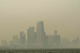 El humo de los incendios forestales de Canadá llega a Nueva York, donde se recomienda no salir de casa
