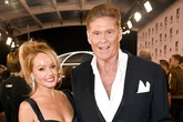David Hasselhoff, con dos bastones de trekking y con la ayuda de su tercera esposa: el motivo de sus problemas de movilidad
