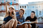 Tu tarjeta puede hacer que tus vacaciones salgan más caras: cómo elegir la mejor para viajar